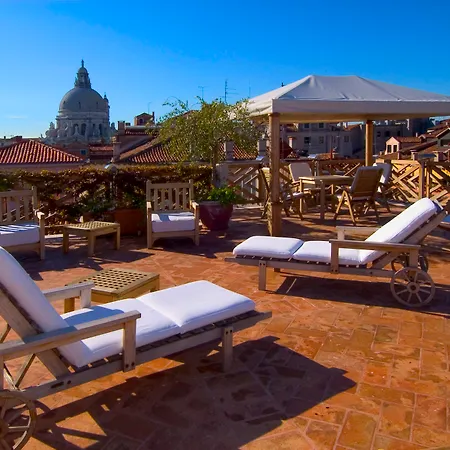 サトゥルニア ＆ インターナショナル